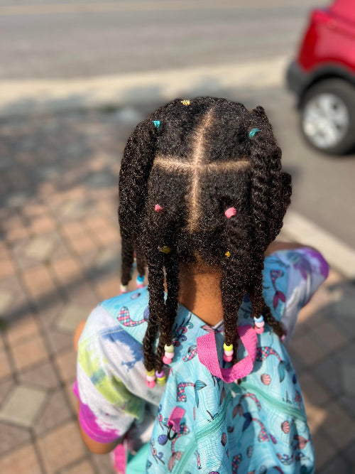 Coiffure enfant niveau intermédiaire avec twists vanilles et tracés nets