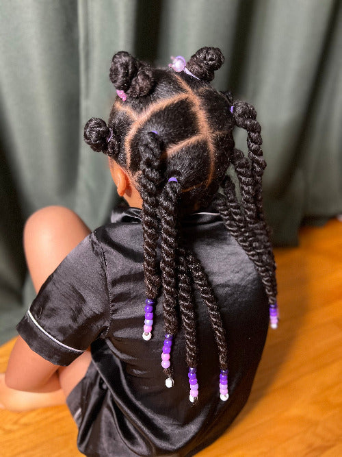 coiffure protectrice sur petit fille aux cheveux frisés avec twist et choux 