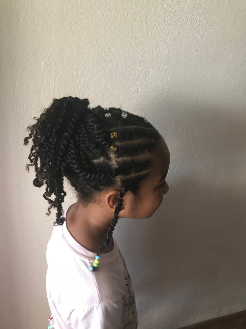 Coiffure twist avec attache en demi-queue pour enfant, idéale pour un look protecteur illustré en tutoriel.
