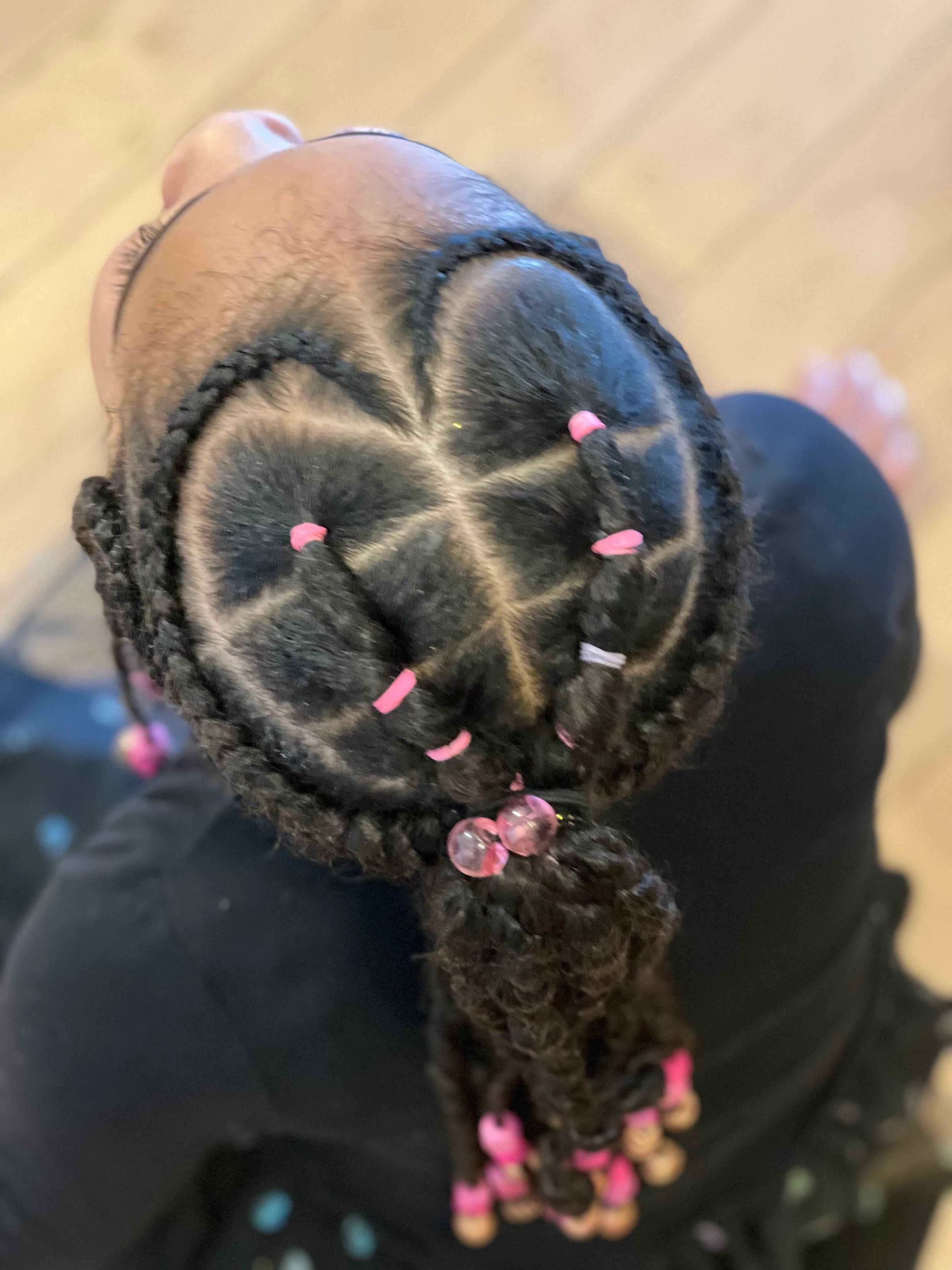 Élastiques pour réaliser une coiffure sur cheveux texturés d’enfant
