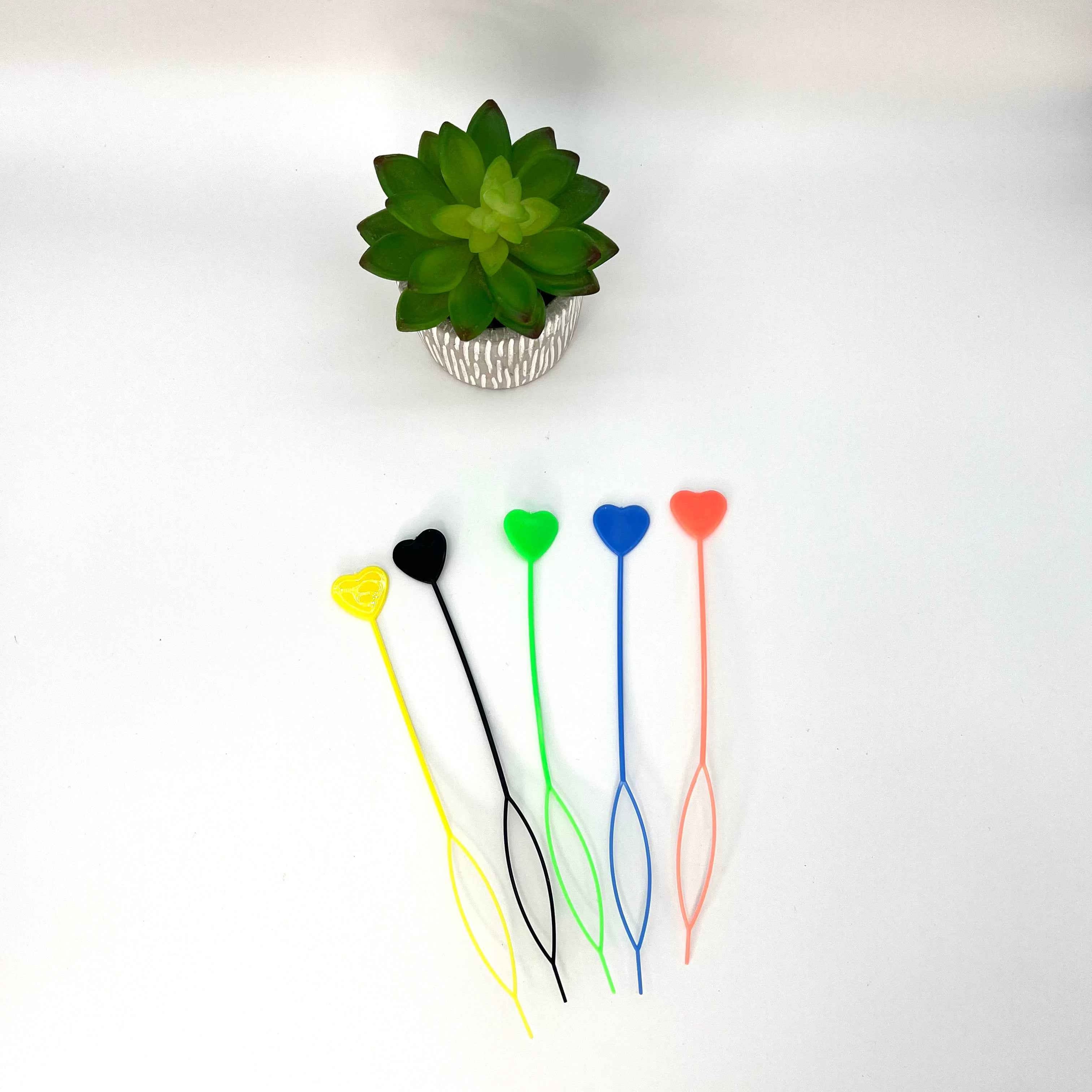 Enfile-perles utilisé sur une coiffure afro pour enfant