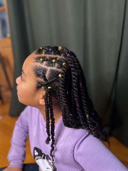 Étapes d’une coiffure mini twists pour cheveux texturés d’enfant