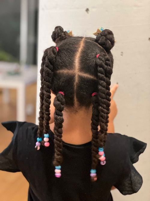Coiffure rapide pour l'école d'une petite fille aux cheveux frisés