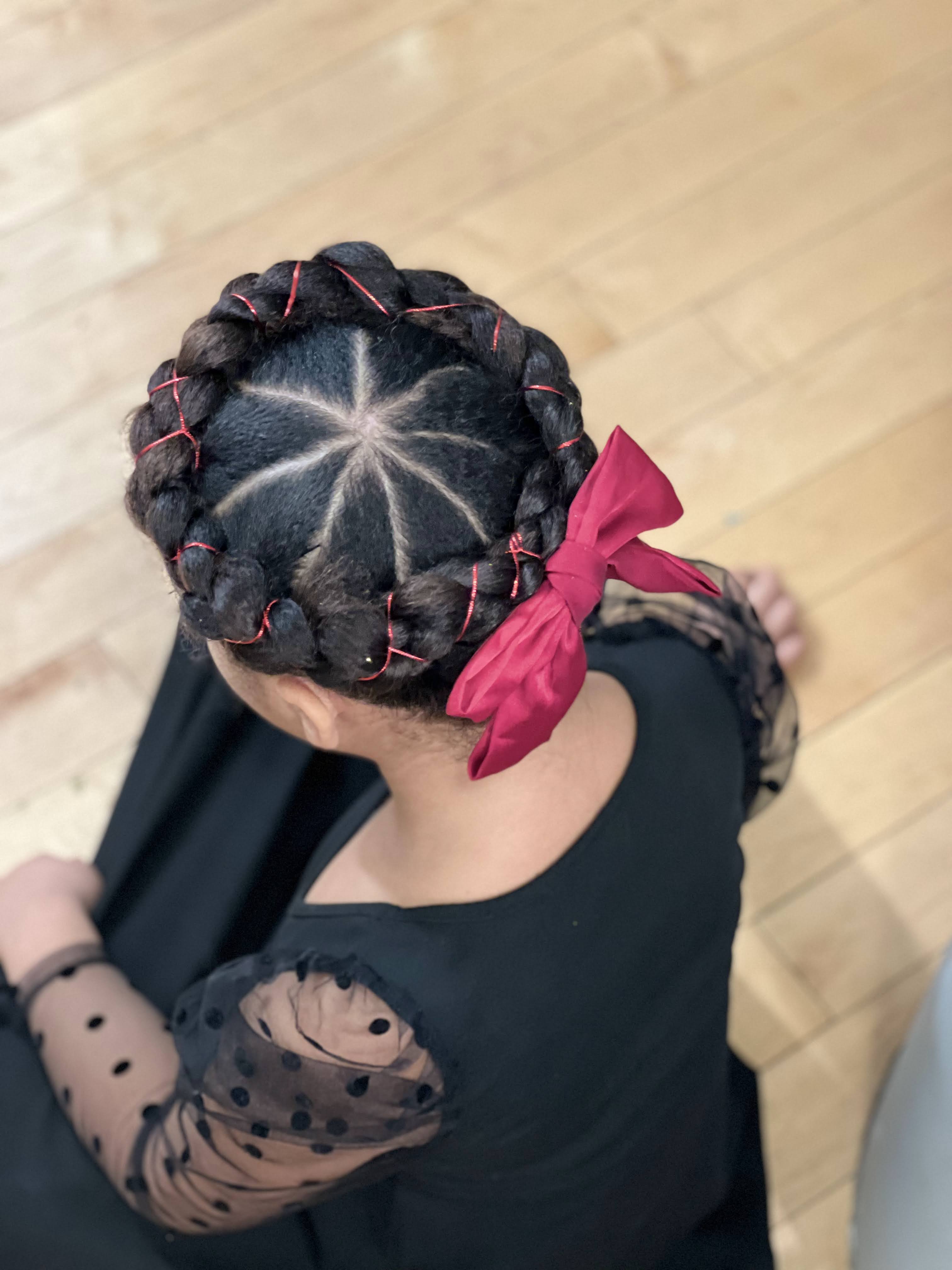 Coiffure couronne avec nœud facile d'une petite fille aux cheveux métisse