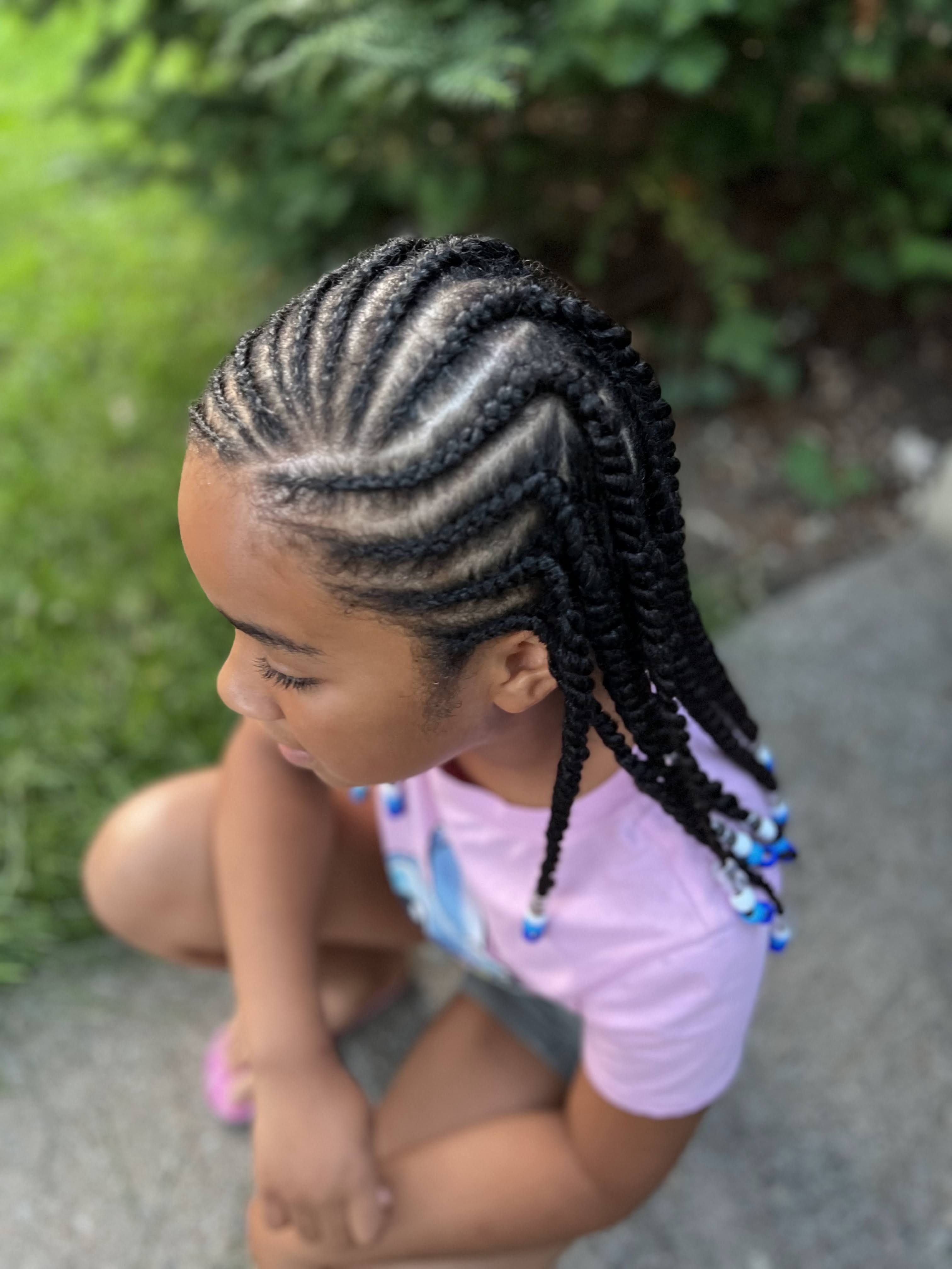 fille metisse avec une coiffure protectrice niveau expert avec des tresses