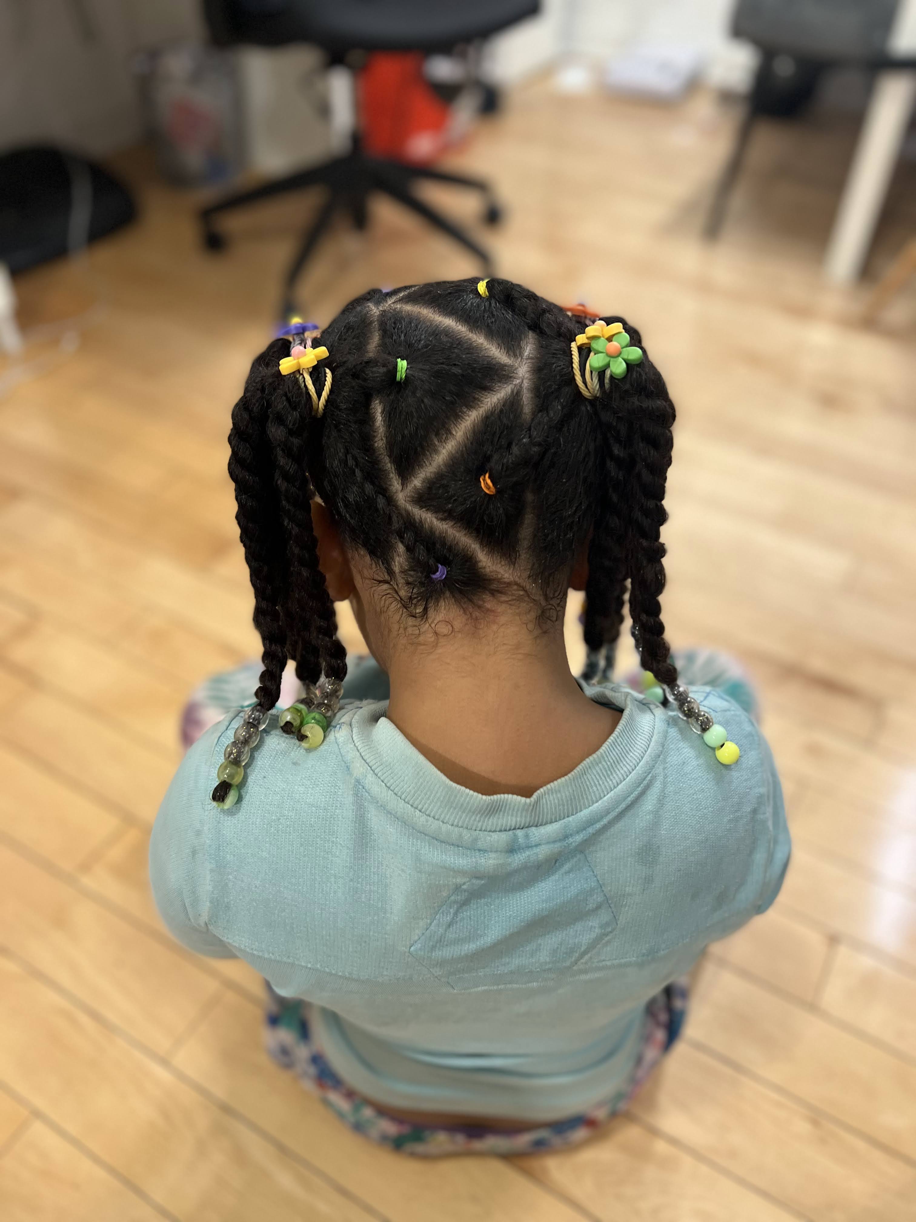 Coiffure avec élastique facile  d'une petite fille aux cheveux métisse