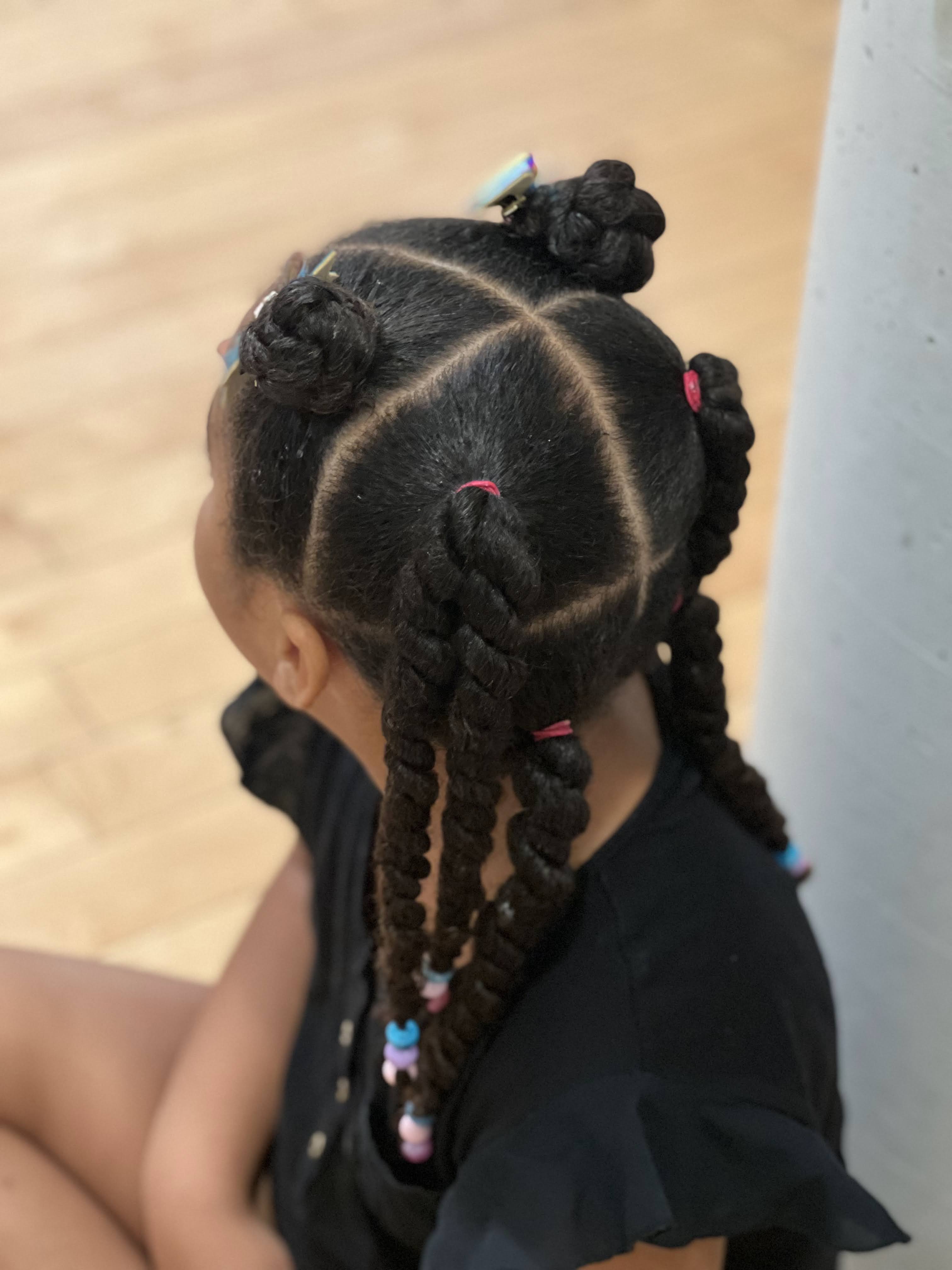 Coiffure facile pour l'école d'une petite fille aux cheveux frisés