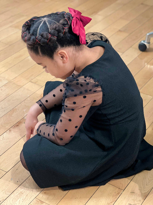 Coiffure couronne facile  d'une petite fille aux cheveux métisse