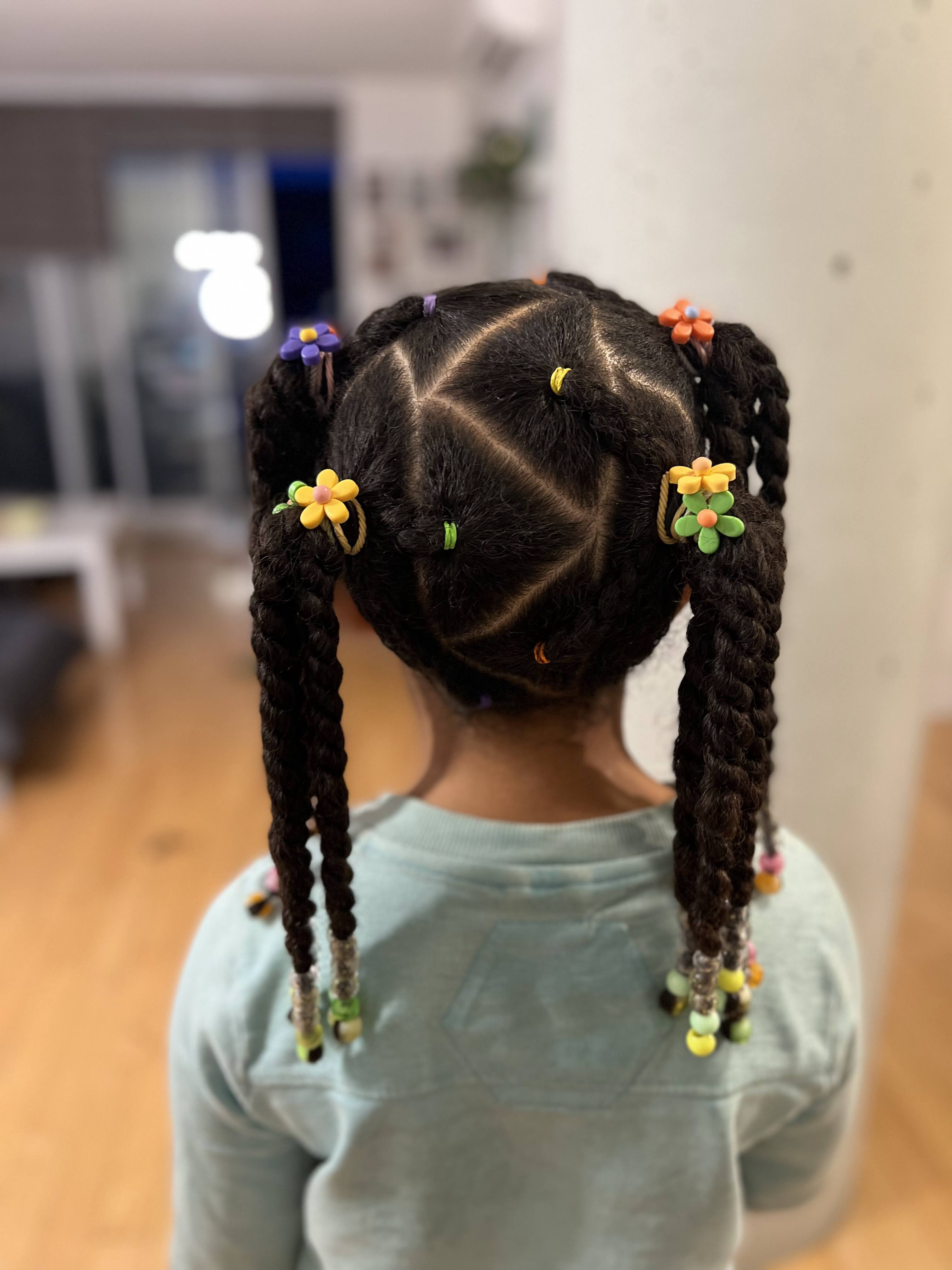 Coiffure avec élastique facile et originale  d'une petite fille aux cheveux métisse