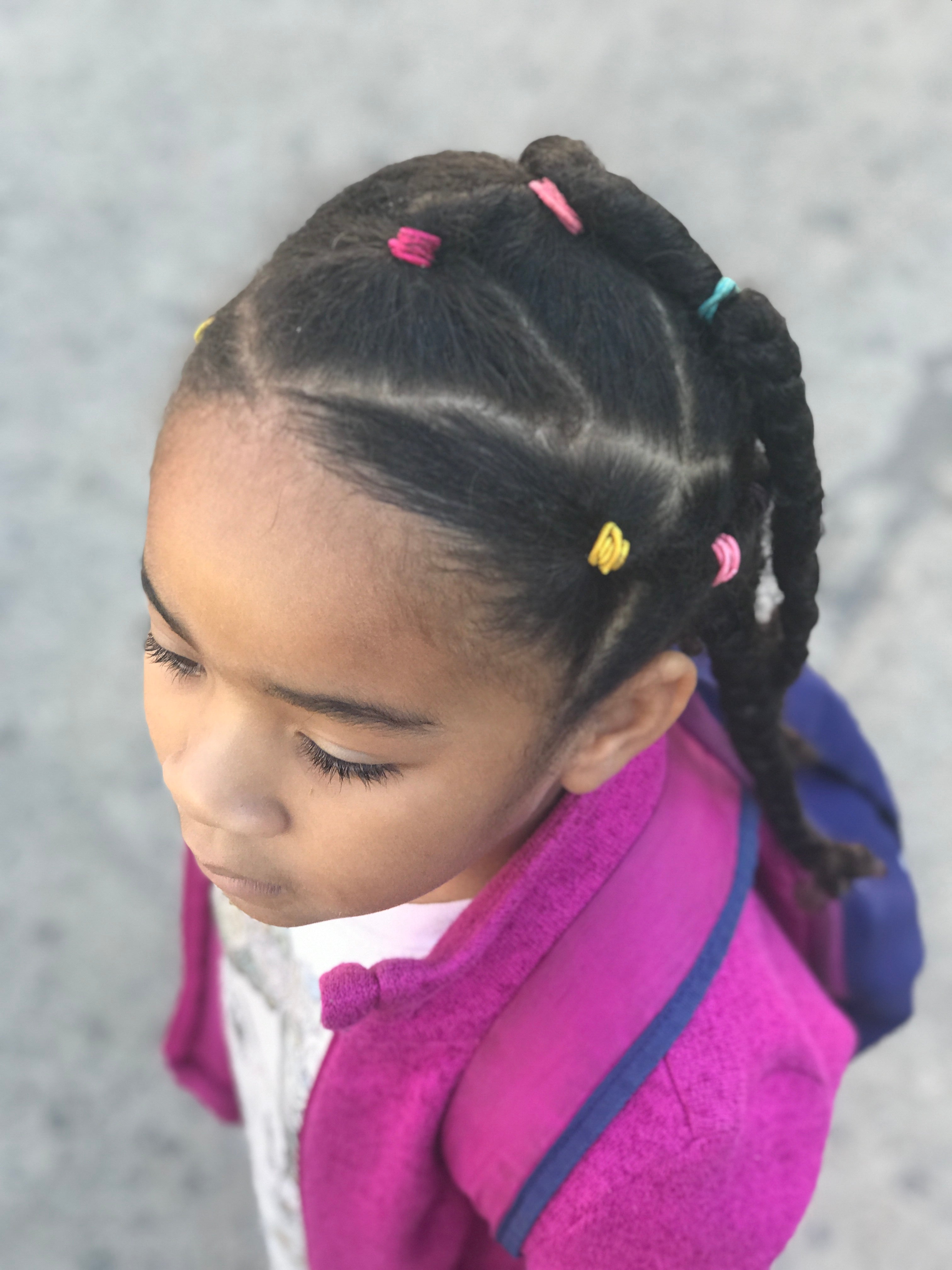 Coiffure pour l'école d'une petite fille aux cheveux frisés