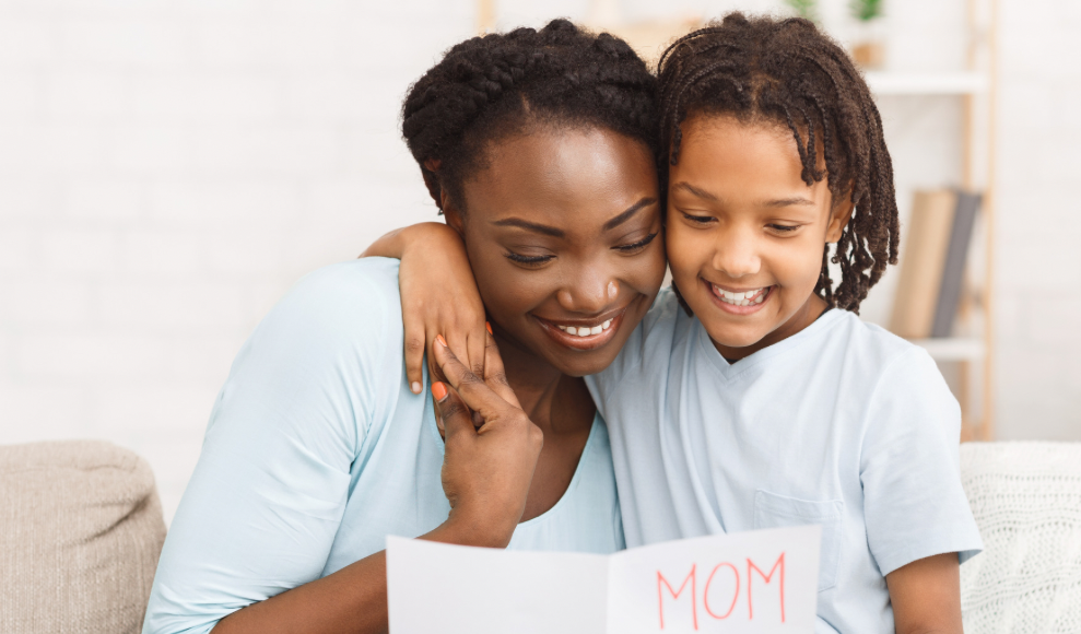 petite fille métisse souriante avec une coiffure protective élégante montrant des cheveux sains et protégés