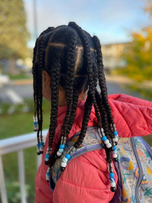 fille metisse avec une coiffure protectrice niveau debutant avec des tresses