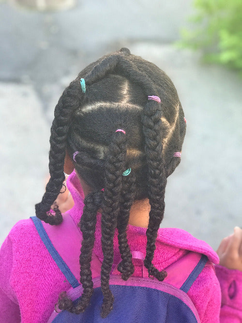 Coiffure protectrice facile pour l'école d'une petite fille aux cheveux frisés