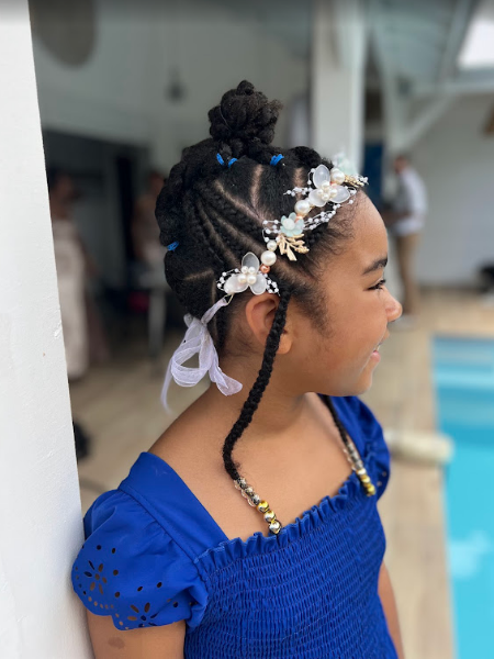 fille metisse avec une coiffure protectrice niveau debutant avec des tresses