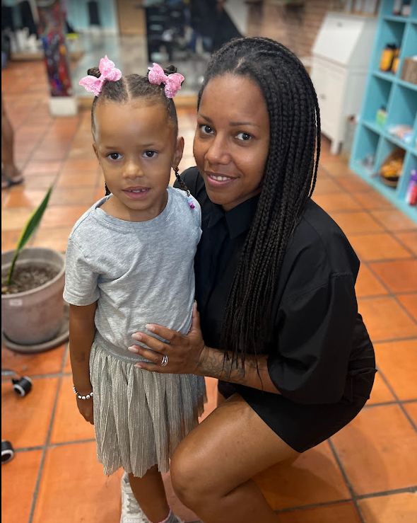 maman et sa fille métissé programme formation pour les mamans qui veulent apprendre à entretenir les cheveux de leurs enfants