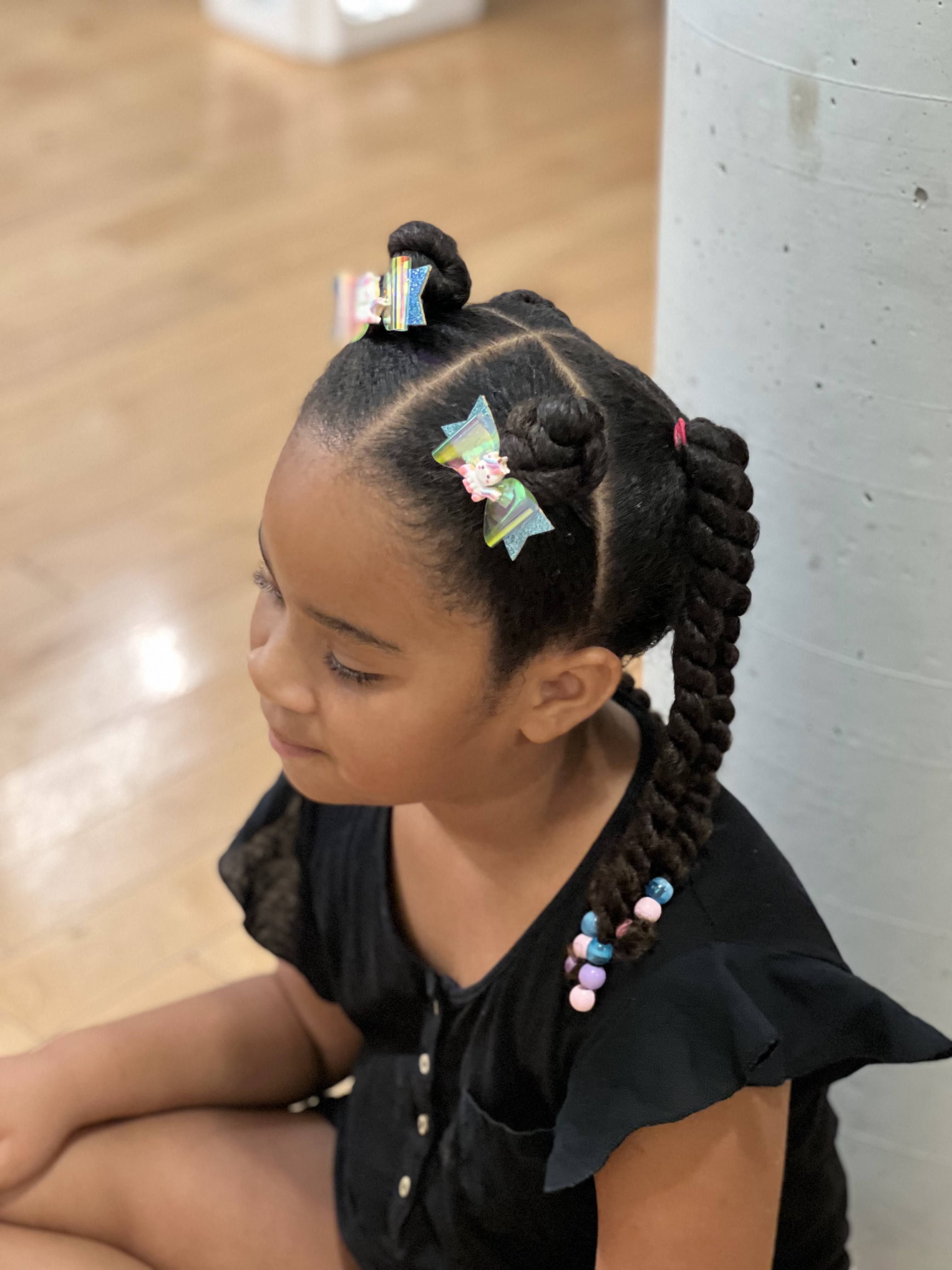 Coiffure mignonne pour l'école d'une petite fille aux cheveux frisés