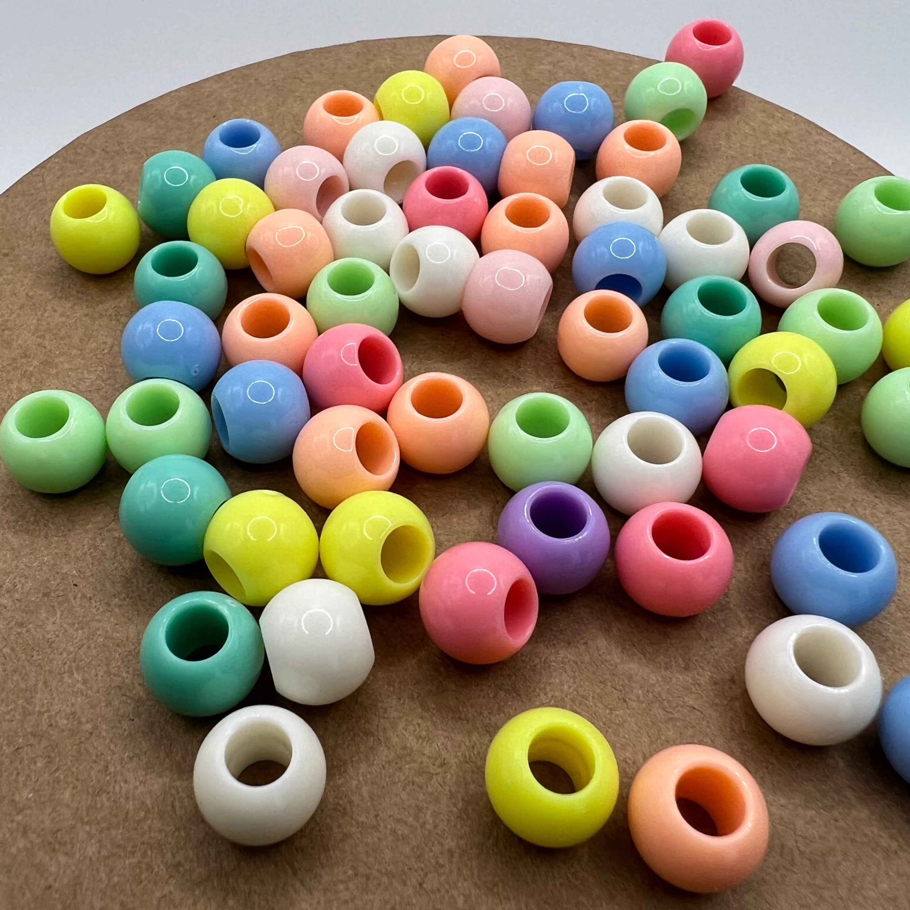 Perles pastel au bout de tresses ou twists d’enfant