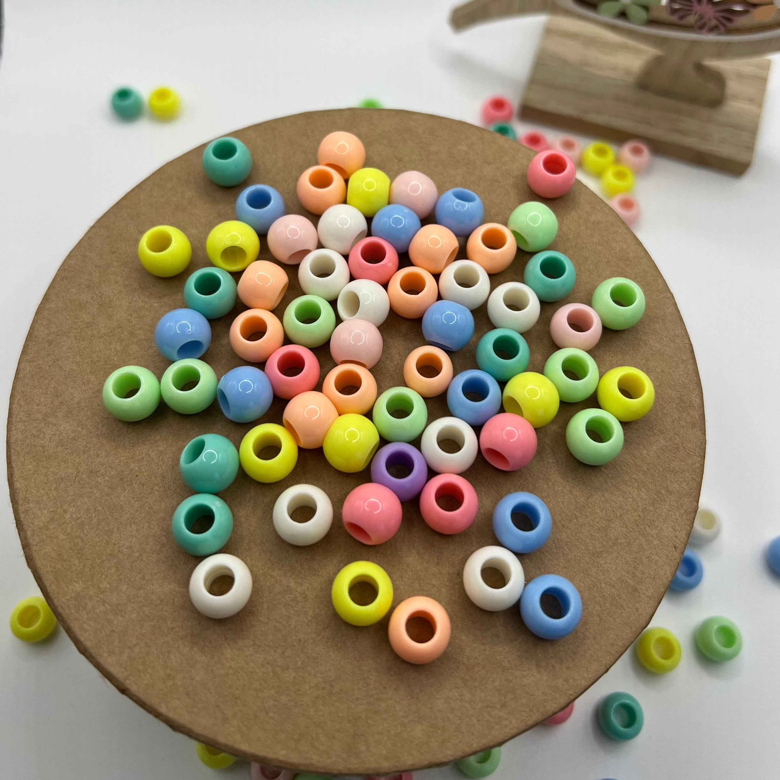 Perles pastel au bout de tresses ou twists d’enfant