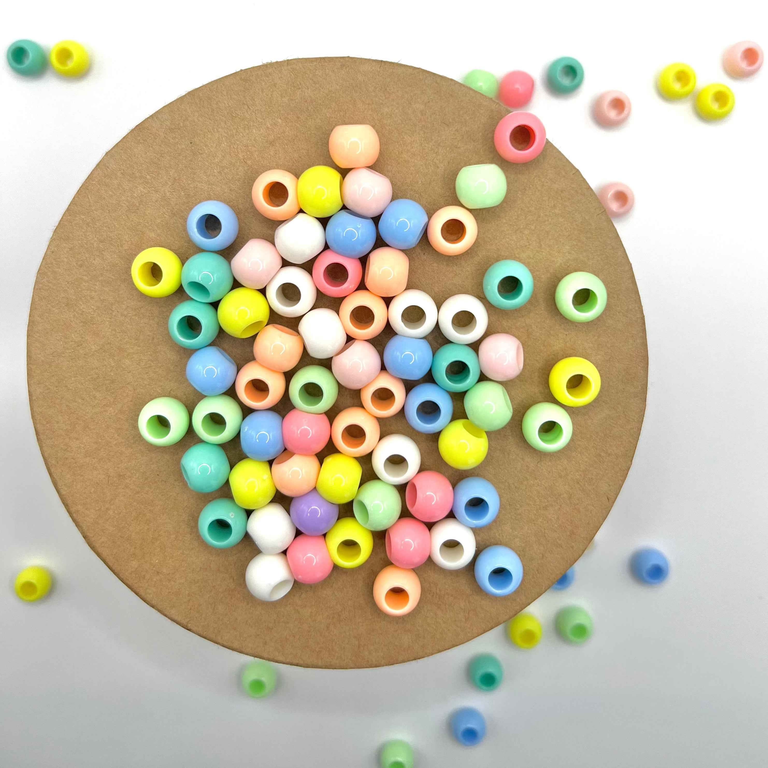 Perles pastel au bout de tresses ou twists d’enfant