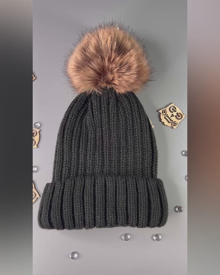 BONNET D'HIVER NOIR ENFANT INTÉRIEUR SATIN AVEC POMPOM