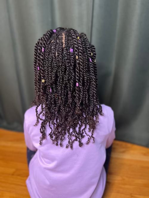 Comment réaliser des mini twists sur cheveux crépus enfant
