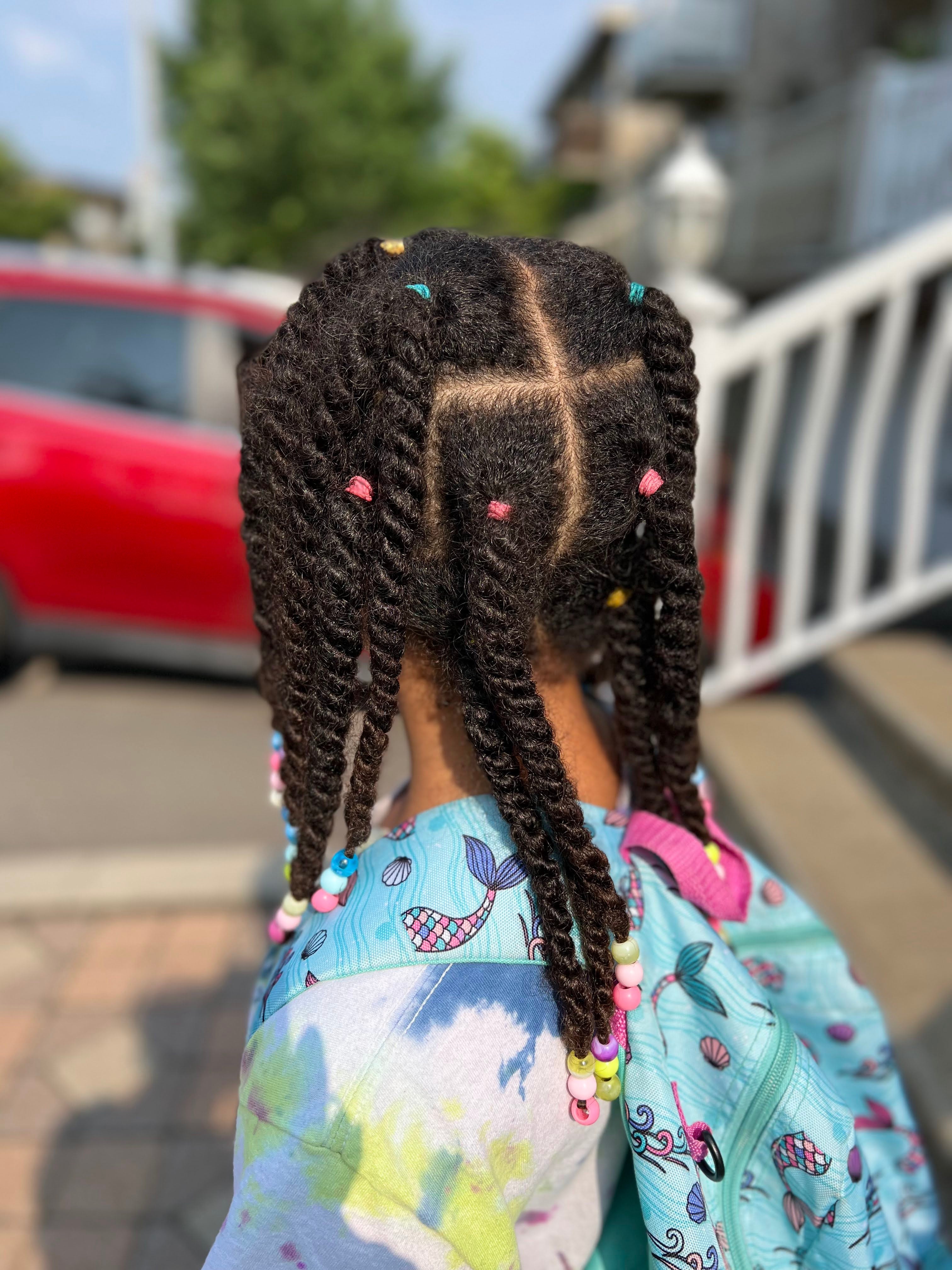 Tutoriel coiffure intermédiaire pour réaliser des twists vanilles sur enfant