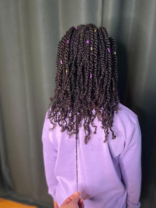 Résultat final du tutoriel coiffure enfant avec mini twists