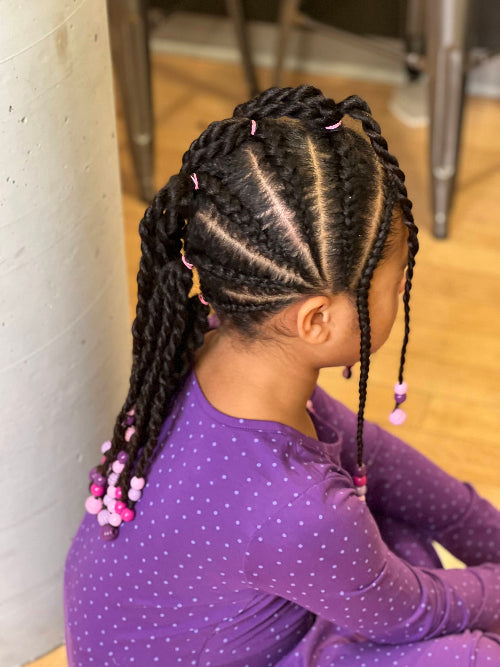 Tresses collées en style iroquois hawk sur petite fille métisse