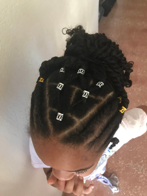 Vue du haut queue de cheval realisé avec des mini twist, pour un tutoriel coiffure enfant.