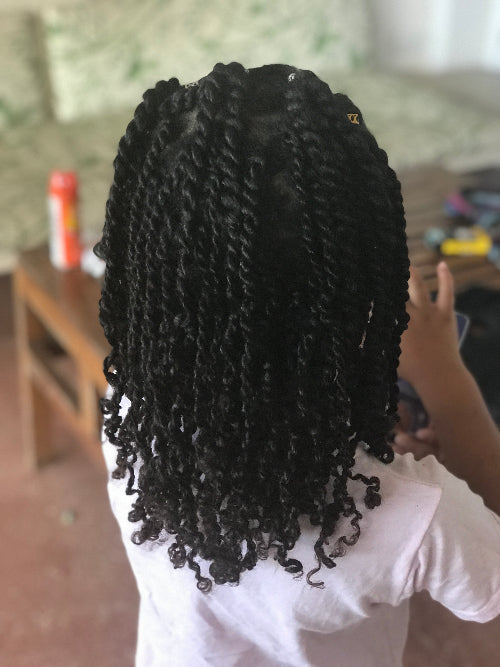 Coiffure twist longue pour enfant avec pointes bouclées, vue de dos dans un tutoriel pas-à-pas.