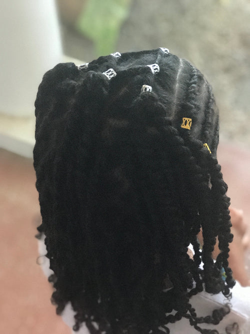 Vue arrière d'une coiffure mini twist  pour enfant afro, illustrant une étape du tutoriel coiffure.