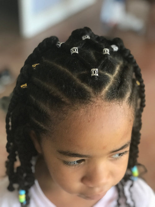 Séparation nette avec rangées twistées décorées, pour enfant afro-métisse, vue du dessus.