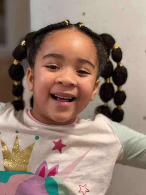 Tutoriel coiffure enfant avec deux couettes et pompons – vue 2