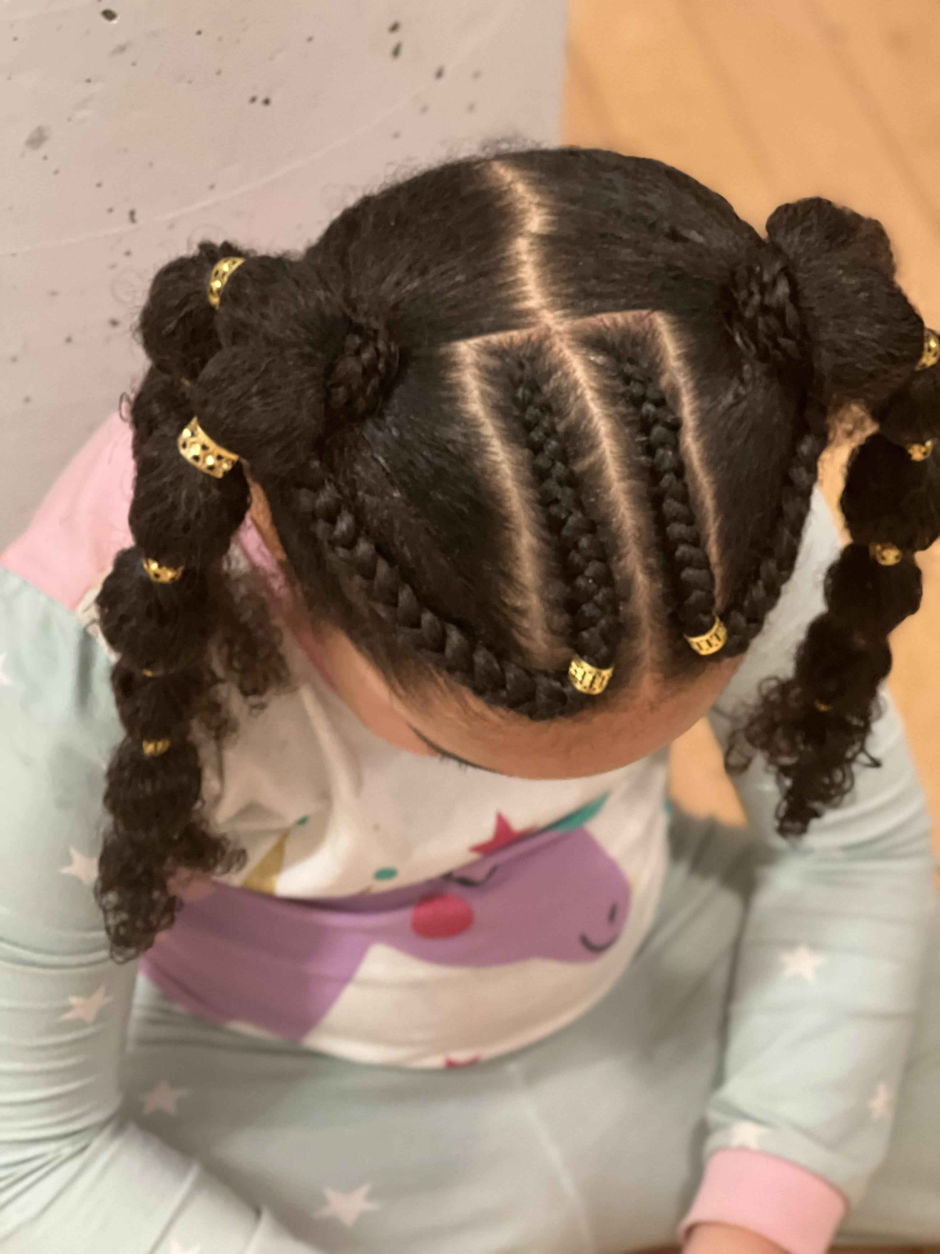 Tutoriel coiffure enfant avec deux couettes et pompons – vue 3
