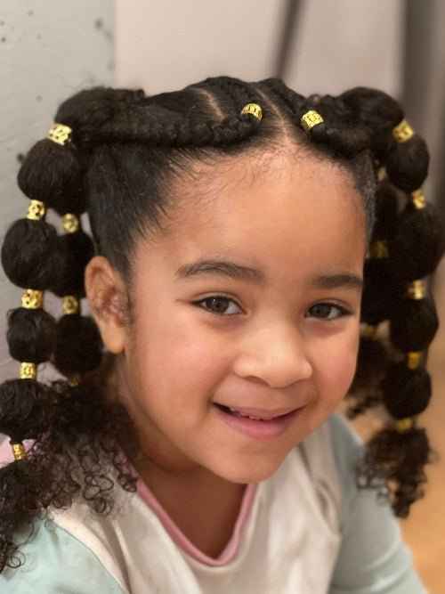 Tutoriel coiffure enfant avec deux couettes et pompons – vue 4
