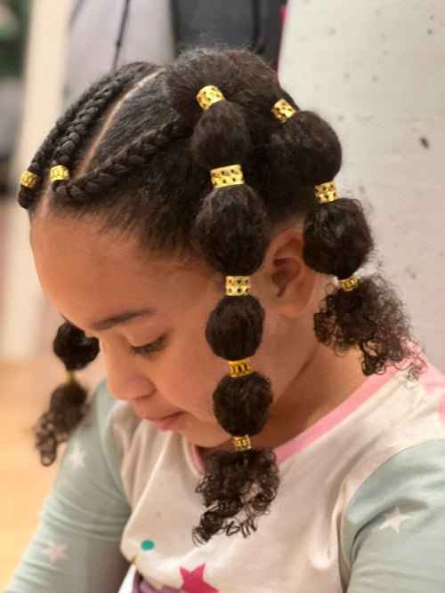 Tutoriel coiffure enfant avec deux couettes et pompons – vue 5