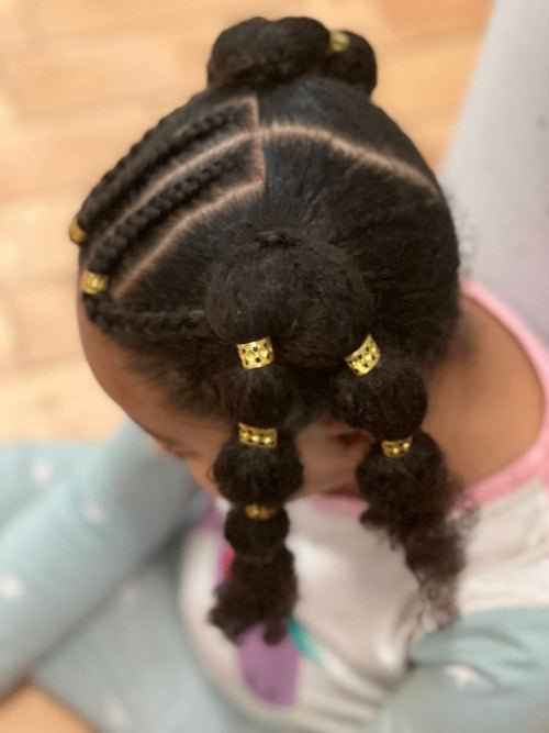 Tutoriel coiffure enfant avec deux couettes et pompons – vue 6