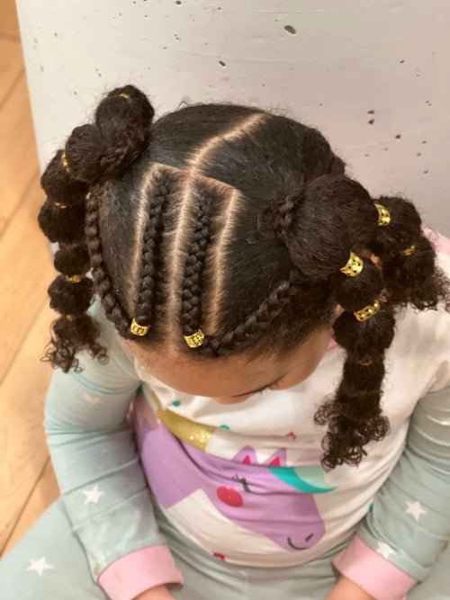 Tutoriel coiffure enfant avec deux couettes et pompons – vue 8