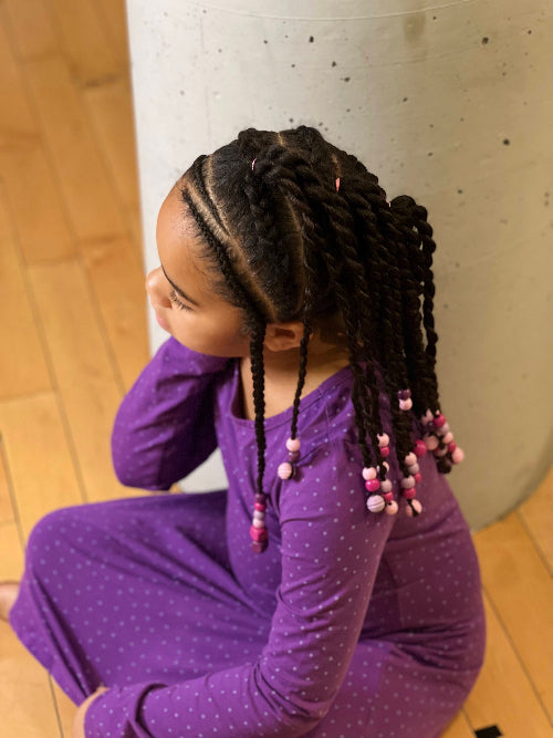 Début du tutoriel coiffure enfant métisse avec tresses collées en style iroquois hawk