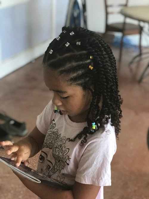 Tutoriel mini twists et attaches élastiques pour enfant – vue 4