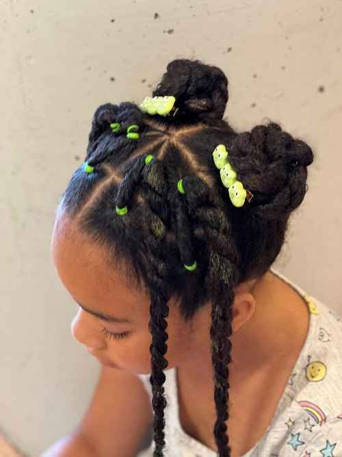 Tutoriel coiffure avec twists, élastiques et choux enfant – vue principale