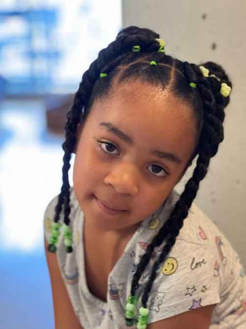 Tutoriel coiffure avec twists, élastiques et choux enfant – vue 2