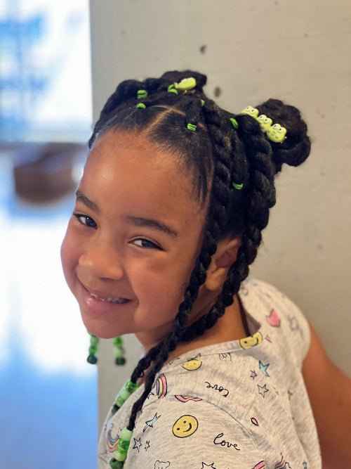Tutoriel coiffure avec twists, élastiques et choux enfant – vue 3