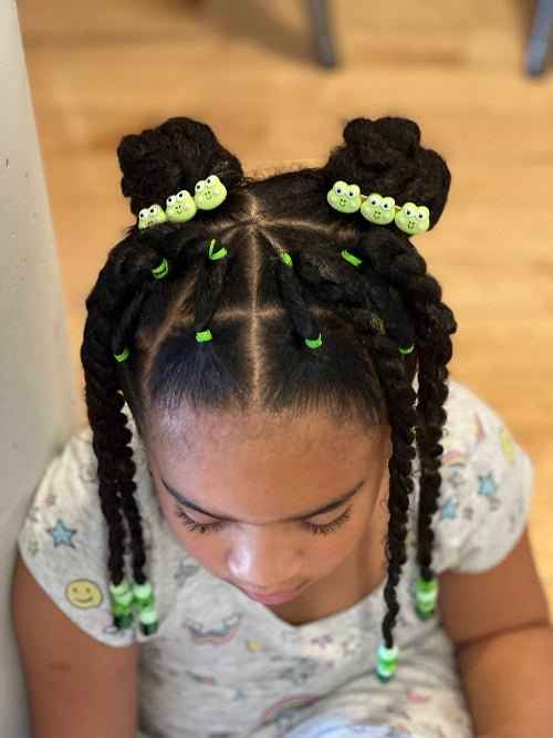 Tutoriel coiffure avec twists, élastiques et choux enfant – vue 4