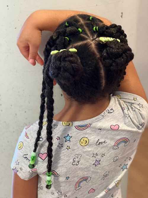 Tutoriel coiffure avec twists, élastiques et choux enfant – vue 5